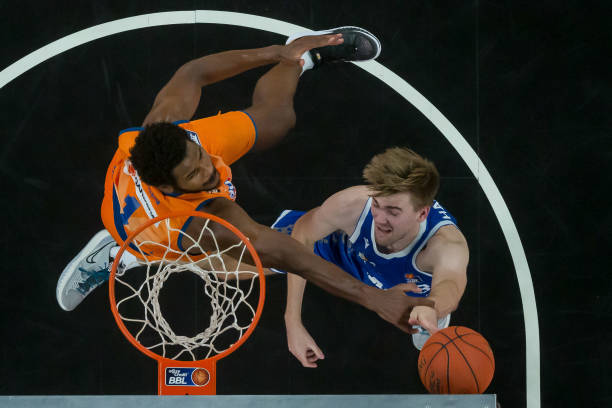 新月凭借一 新月凭借一